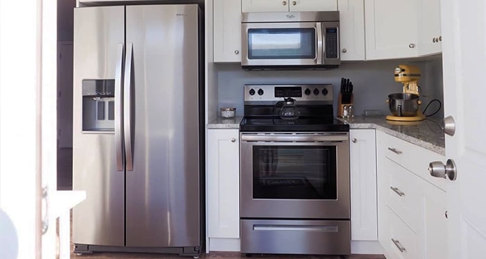Как выбрать и где разместить холодильник на маленькой кухне